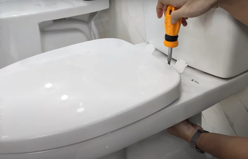 cách tháo nắp bồn cầu inax