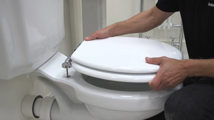 cách thay nắp bồn cầu Inax