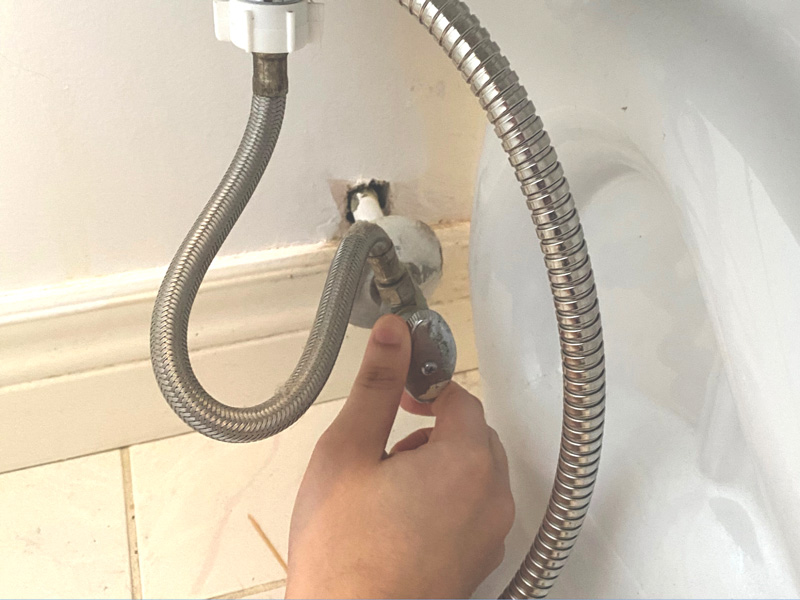 vòi nước bồn cầu bị rỉ nước